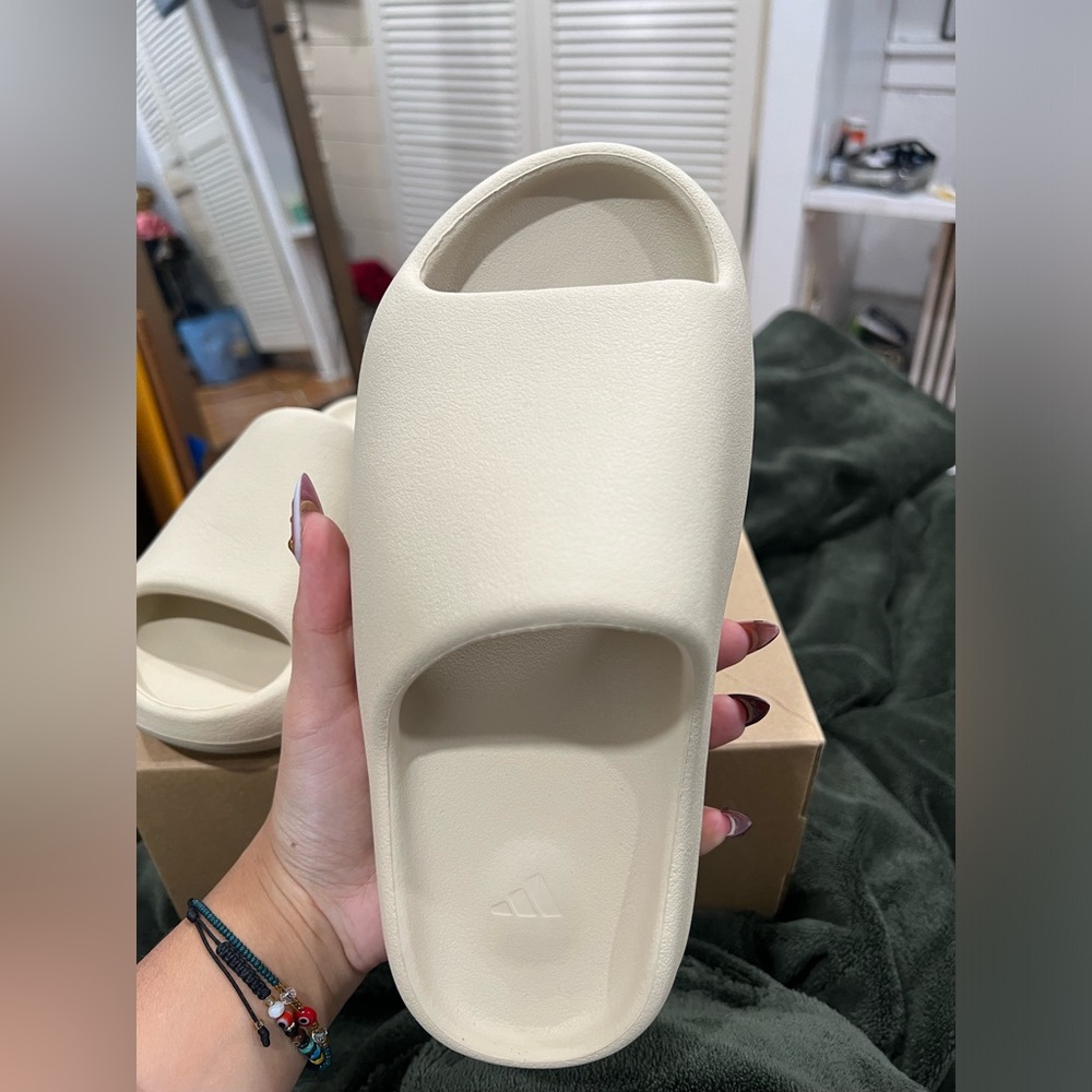 Yeezy Slides - Picture 6 of 10